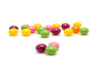 Fototapeta na wymiar kolorowe cukierki na białym tle