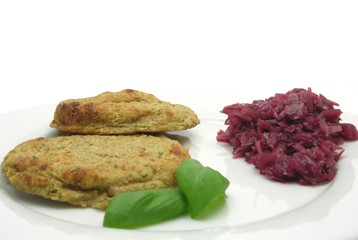 Kartoffelfladen mit Basilikum und Rotkohl