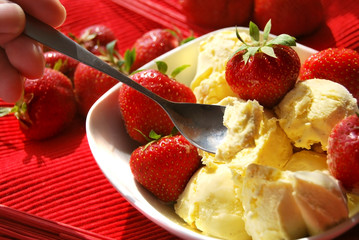Vanilleeis mit Erdbeeren