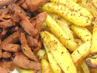 Sojageschnetzeltes und Pommes als Hintergrundbild