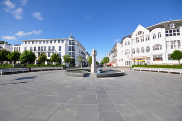 Ostseebad Binz, Seebr&uuml;ckenvorplatz mit Ceres Hotel