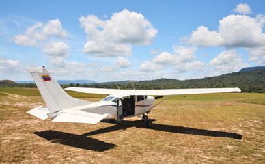 Fototapeta na wymiar Cessna samolot na polna lotnisku