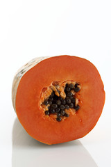 Papaya, halbierte Frucht mit Samen, Nahaufnahme