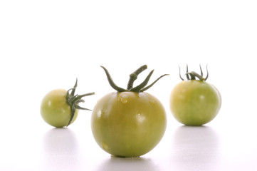 frische gruene Tomaten als Salatbeilage geeignet