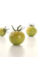 frische gruene Tomaten als Salatbeilage geeignet