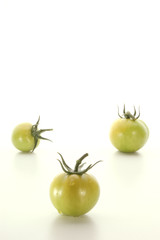frische gruene Tomaten als Salatbeilage geeignet