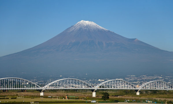 Eisenbahnbrücke am Fuji, Japan