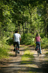 jeune couple en vélo de dos