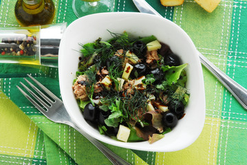 Insalata di tonno , pecorino , olive e verdure di stagione