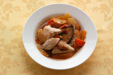 Zuppa di pollo con patate pomodori e sedano