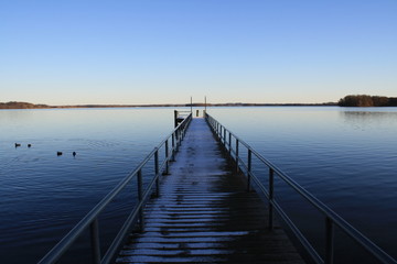 Naklejka premium Molo nad jeziorem zimą