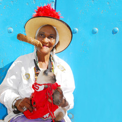 cigar lady in havana cuba - 14891036