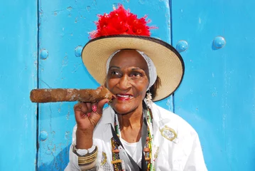Abwaschbare Fototapete Havana Zigarrendame in Havanna Kuba