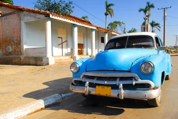 Zelfklevend Fotobehang oldtimer auto in cuba © dzain