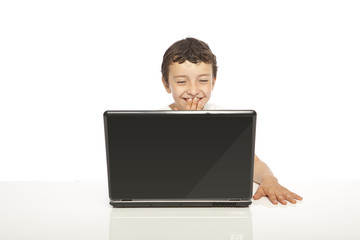 enfant souriant devant un ordinateur