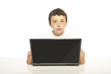 enfant devant un ordinateur
