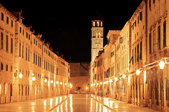 Fototapeta Main walking street in Dubrovnik at night, Croatia
