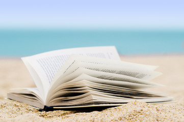 Buch am Strand