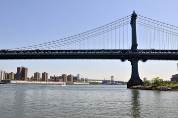 Fototapeta na wymiar Manhattan bridge on a Clear Blue morning, New York City