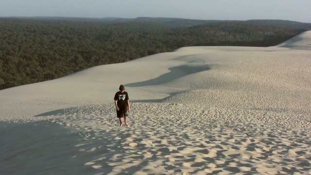 adolescent seul sur la dune du Pyla