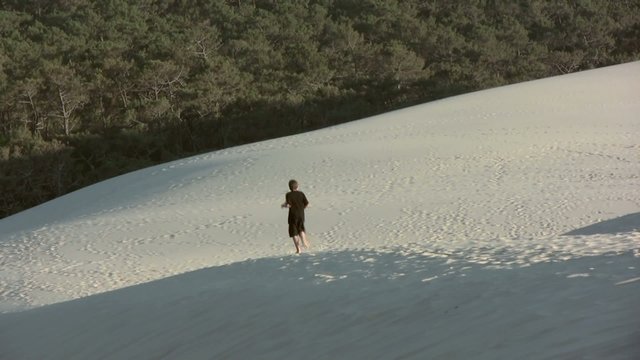 adolescent courant sur la dune du Pyla