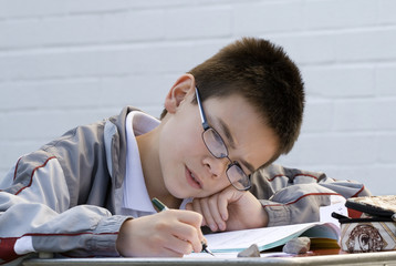 Jeune garçon étudiant pour ses examens