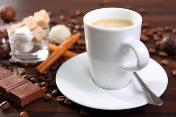 espresso mit pralinen,schokolade,zimt und zuckerwürfel