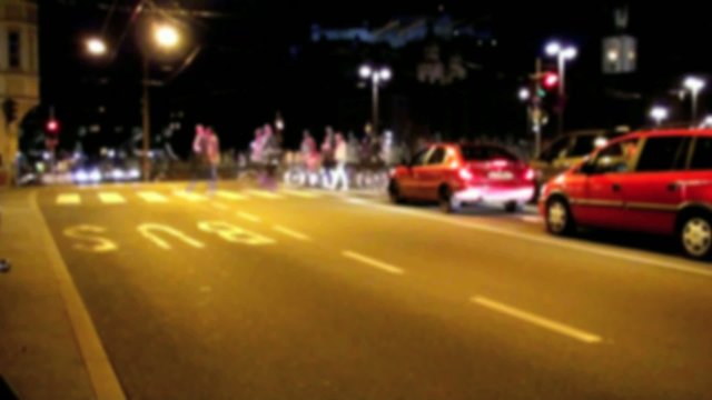 pulsierendes treiben in der stadt bei nacht