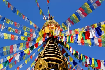 Fotobehang Nepal vlaggen bij boeddhistische tempel in nepal