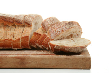 tranches de pain au levain sur fond blanc
