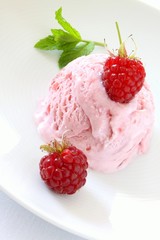 eis mit himbeeren mit minze dekoriert