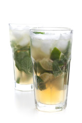 Fototapeta premium Zwei Cocktails mit Minze - Spiegelung