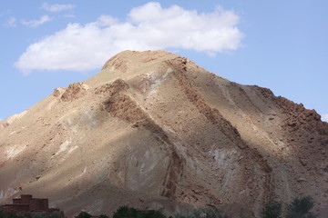 Montagne mi-soleil mi-ombre