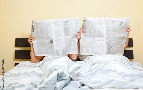 Couple Newspaper In Bed Stockfotos Und Lizenzfreie Bilder