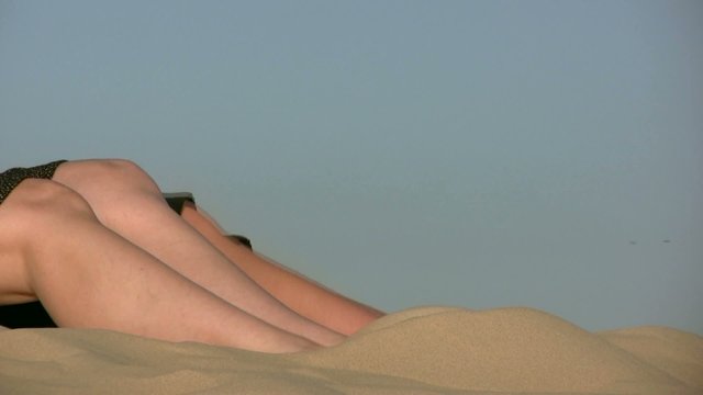 soulever le sable avec les pieds