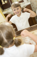 Obraz na płótnie Canvas Cute girl cleaning teeth by floss