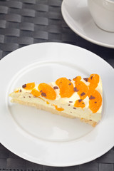 Mandarinensahnetorte auf einem weißen Teller