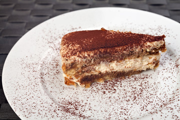 Tiramisu-Kuchen auf einem weißen Teller