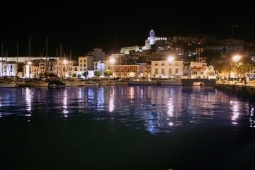 Fototapeta na wymiar Ibiza island port i miasto pod światło noc