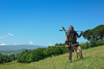 mittelalterlicher Jäger in der Landschaft des Toskana