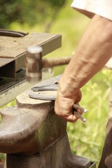 palefrenier au travail fer cheval men at work groom for horse