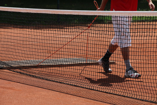 tennisplatz wird abgezogen