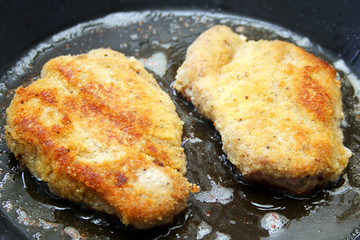 Paniertes Schnitzel in der Pfanne