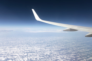 Fototapeta na wymiar Skrzydło samolotu na niebie
