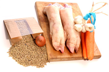 Zutaten um eine Linsensuppe herzustellen