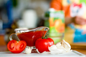 Preparing tomato poignant sauce