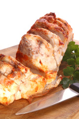 aufgeschnitter Speck mit Paprika bestreut