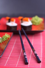 Obraz na płótnie Canvas Sushi auf rotem Teller