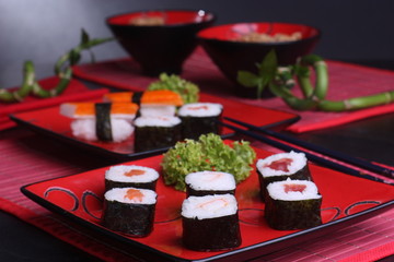 Sushi auf rotem Teller