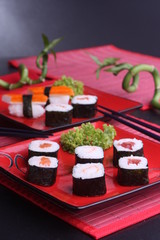 Sushi auf rotem Teller